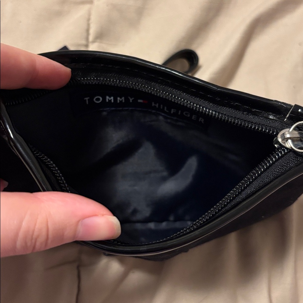 brand new tommy hilfiger wristlet - Picture 4 of 4